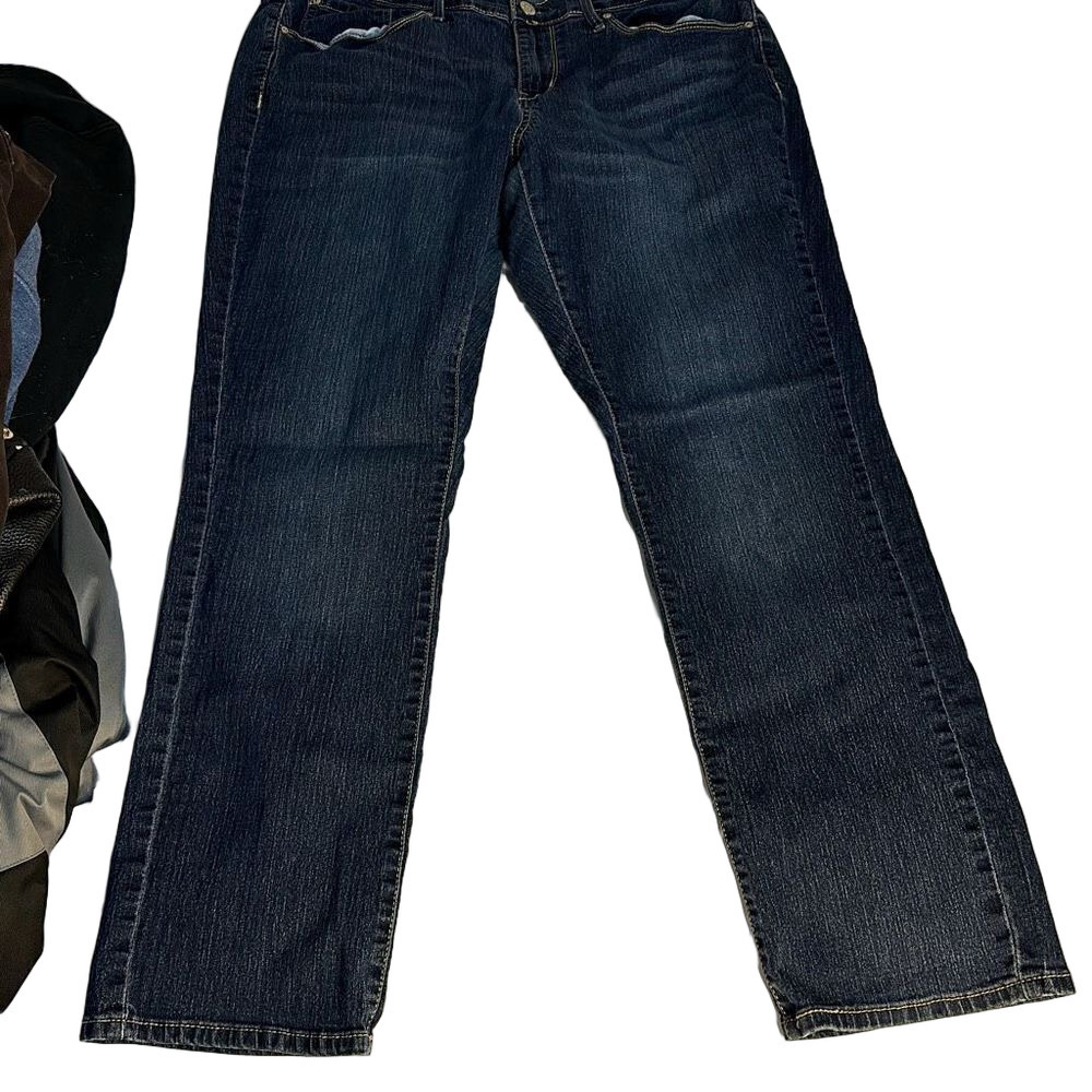 Signature By Levi’s Jeans Curvy Straight Waist: 33, Inseam: 27 inches